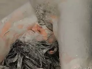 最流行的视频摄影的妇女已经成为一个假的女 ...