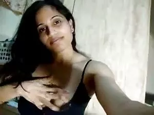 裸体的胸部女孩带 大黑色的战利品管